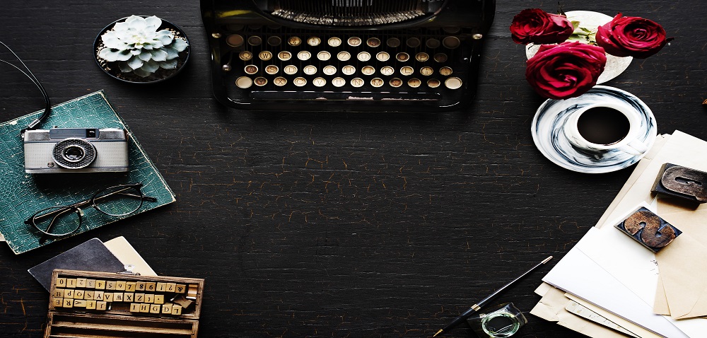 vintage-desk-typewriter-glasses-rawpixel 1000.478